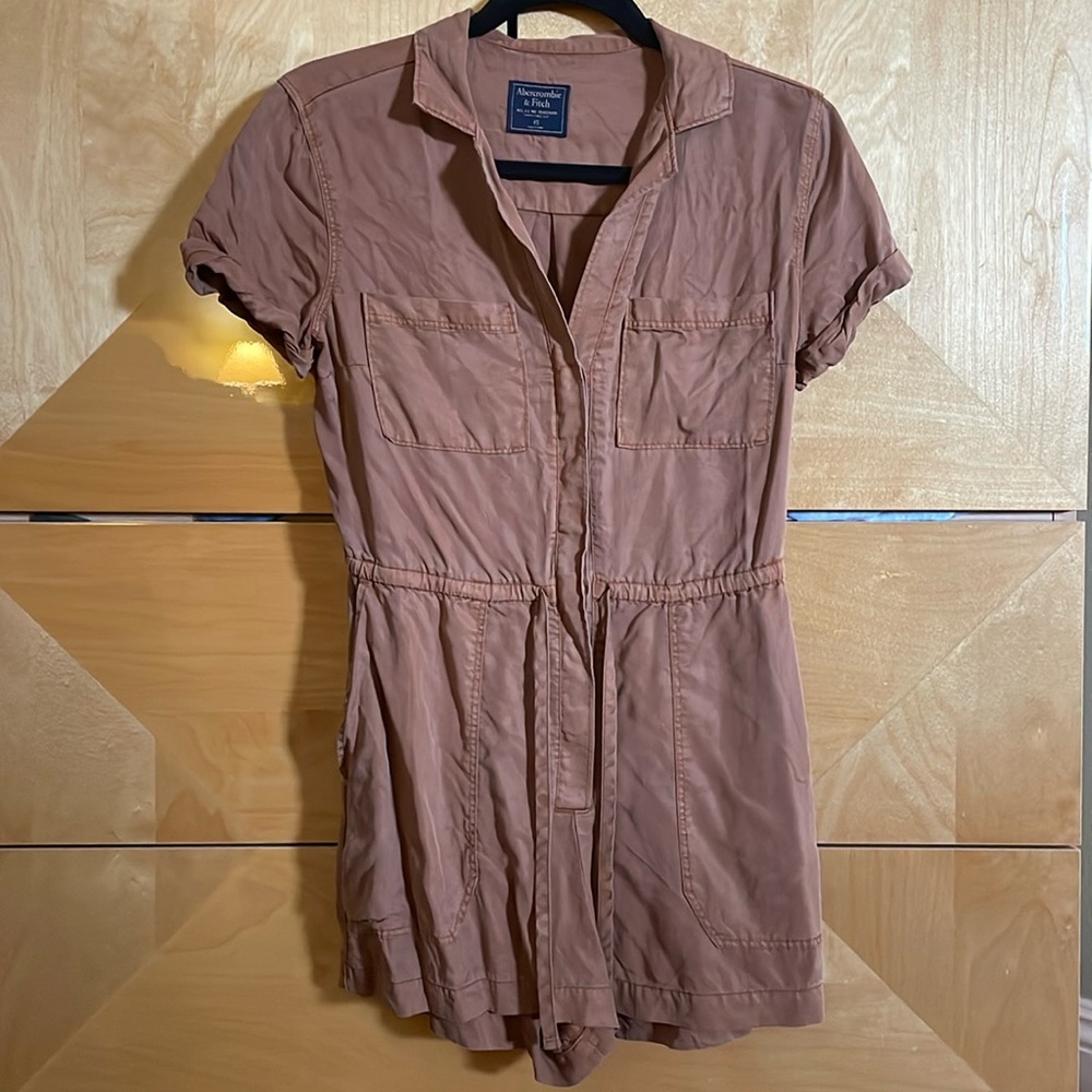 Abercrombie & Fitch Women’s short romper, size XS, in brownish orange color